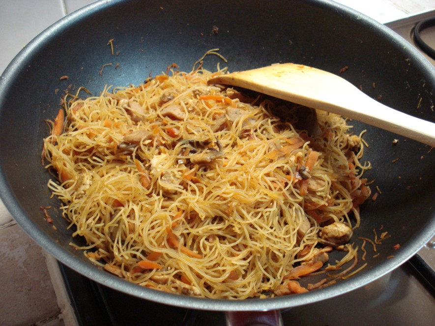 Bihun goreng in action =D  The Life of Espresso